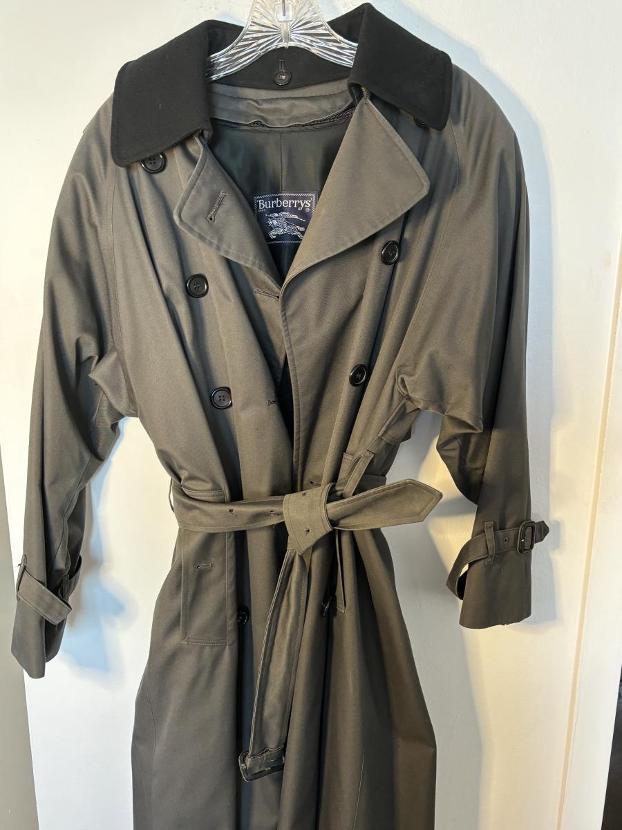 LOT 76L: Women's Burberry Trench Coat With Zipped Lining - Size S/M ...