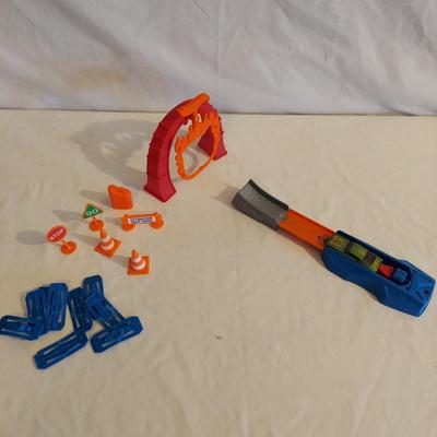 Mario Kart Hot Wheels Track Set Plus Assorted Matchbox & Hot Wheels Cars (B2-BBL)