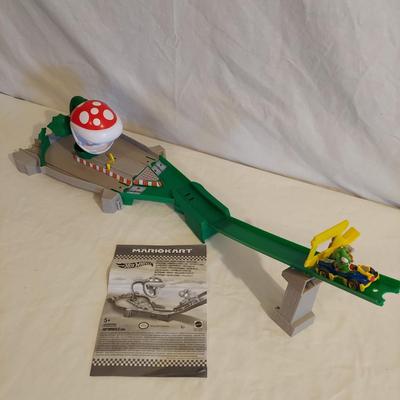 Mario Kart Hot Wheels Track Set Plus Assorted Matchbox & Hot Wheels Cars (B2-BBL)