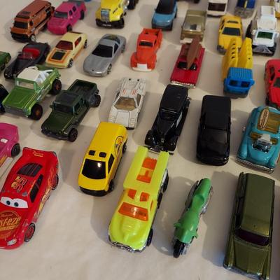 Mario Kart Hot Wheels Track Set Plus Assorted Matchbox & Hot Wheels Cars (B2-BBL)