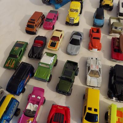 Mario Kart Hot Wheels Track Set Plus Assorted Matchbox & Hot Wheels Cars (B2-BBL)