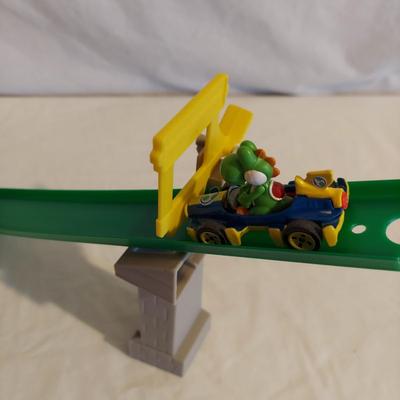Mario Kart Hot Wheels Track Set Plus Assorted Matchbox & Hot Wheels Cars (B2-BBL)