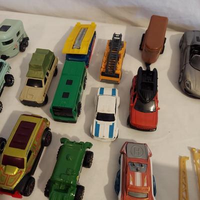 Mario Kart Hot Wheels Track Set Plus Assorted Matchbox & Hot Wheels Cars (B2-BBL)