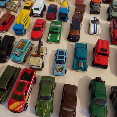 Mario Kart Hot Wheels Track Set Plus Assorted Matchbox & Hot Wheels Cars (B2-BBL)