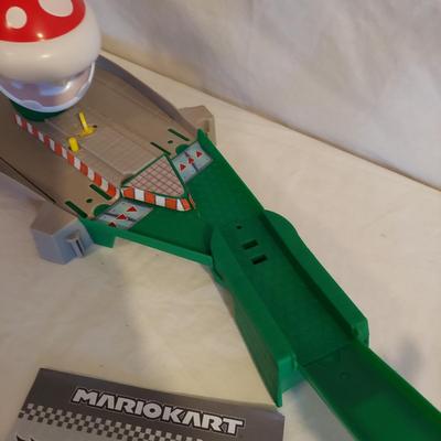 Mario Kart Hot Wheels Track Set Plus Assorted Matchbox & Hot Wheels Cars (B2-BBL)