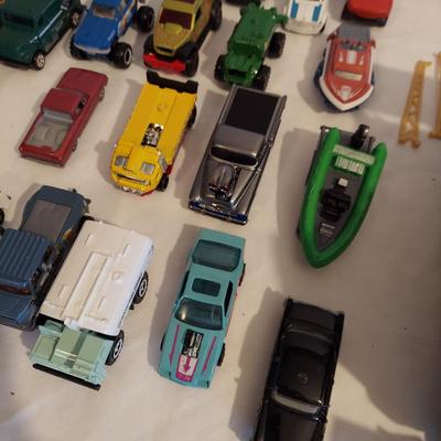 Mario Kart Hot Wheels Track Set Plus Assorted Matchbox & Hot Wheels Cars (B2-BBL)