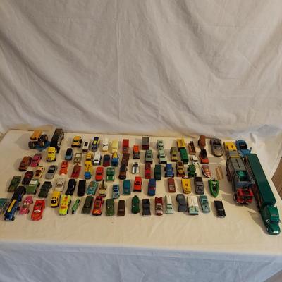 Mario Kart Hot Wheels Track Set Plus Assorted Matchbox & Hot Wheels Cars (B2-BBL)
