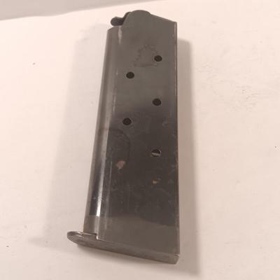 Colt 1911 45 Auto magazine holds 8 rounds