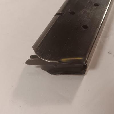 Colt 1911 45 Auto magazine holds 8 rounds