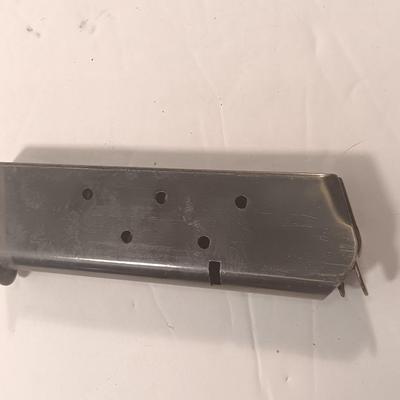 Colt 1911 45 Auto magazine holds 8 rounds