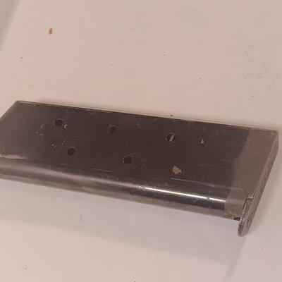 Colt 1911 45 Auto magazine holds 8 rounds
