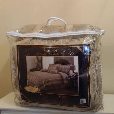 Monroe Queen Size Comforter Set (C)
