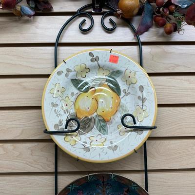 3 PLATE GREEN METAL WALL MOUNT, 3 DECORATION PLATES AND FRUIT SEMI CIRCLE WREATH