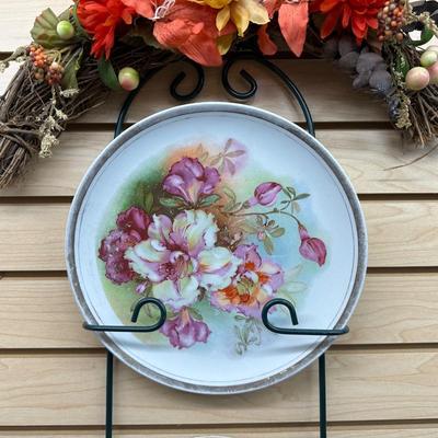 3 PLATE GREEN METAL WALL MOUNT, 3 DECORATIVE PLATES AND FLORAL SEMI CIRCLE WREATH
