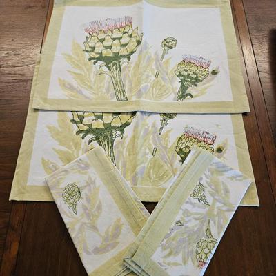 Napkins, Placemats and Tablecloths (LR-DW)