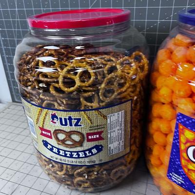 2 Huge PARTY PRETZELS & Cheese BALLS