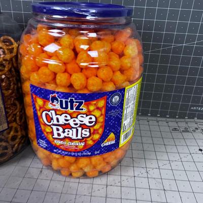 2 Huge PARTY PRETZELS & Cheese BALLS