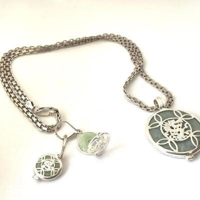 set of Necklace and earnings with jade color stones