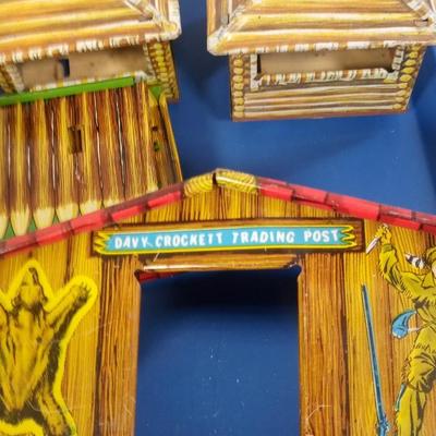 LOT 146 OLD TIN LITHO TOY FORT PLAYSET