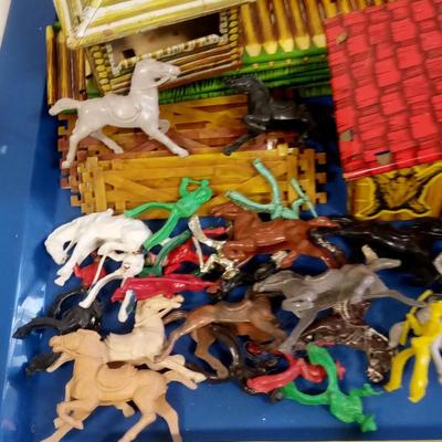 LOT 146 OLD TIN LITHO TOY FORT PLAYSET