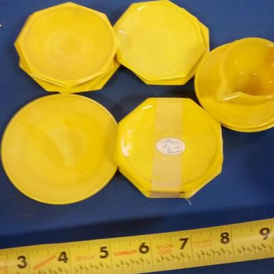 LOT 147 LOT OF YELLOW TOY DISHES