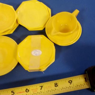 LOT 147 LOT OF YELLOW TOY DISHES
