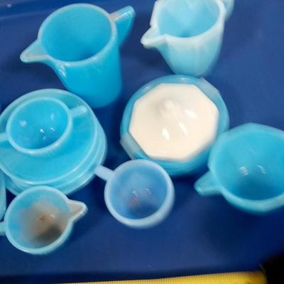 LOT 148 LOT OF BLUE TOY DISHES