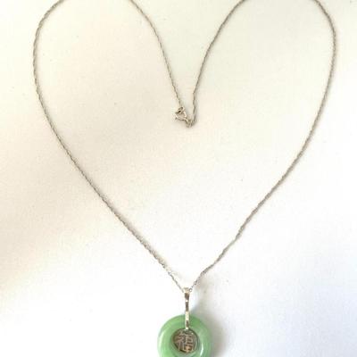 Round pendant Jade color with Silver chain