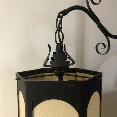 LOT 48B: Vintage / Mid-Century Modern Tension Pole Lamp (Works)