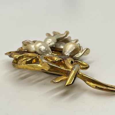 LOT 289J: Antique Brooch with Pearl Petals