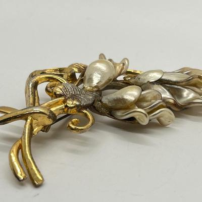 LOT 289J: Antique Brooch with Pearl Petals