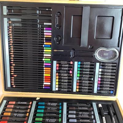 H560 Deluxe Art Set with Oil, Pastels, Colored Pencils, Markers, and Paint in Carrying Case