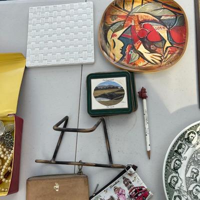 Miscellaneous table lot, everything seen in photos on the table