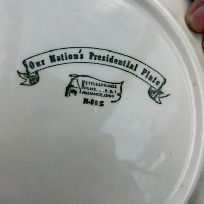 Miscellaneous table lot, everything seen in photos on the table