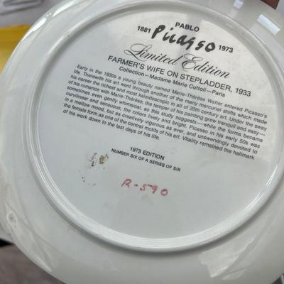 Miscellaneous table lot, everything seen in photos on the table