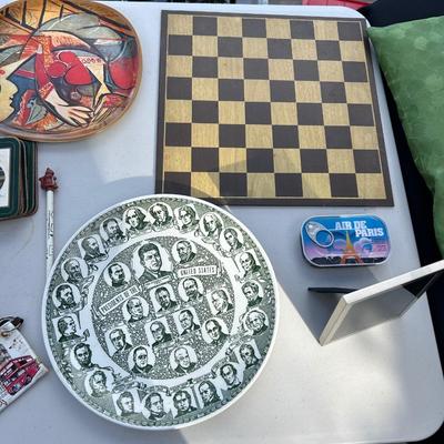 Miscellaneous table lot, everything seen in photos on the table