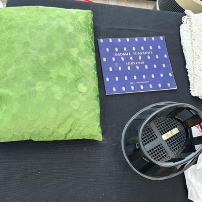 Miscellaneous table lot, everything seen in photos on the table