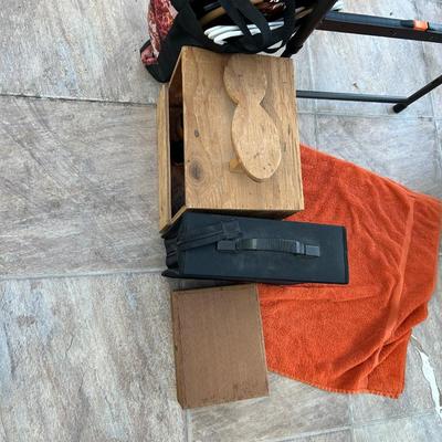 Miscellaneous table lot, everything seen in photos on the table