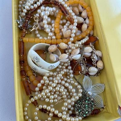 Miscellaneous table lot, everything seen in photos on the table