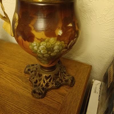 Antique gone with the wind oil lamp