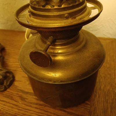 Antique gone with the wind oil lamp