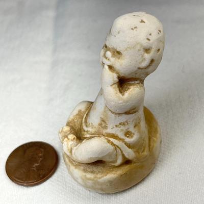 VINTAGE CERAMIC BABY FIGURINE ON BASE