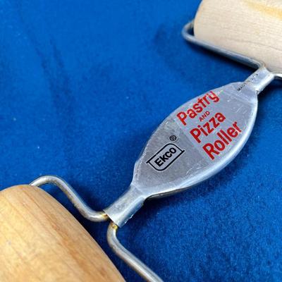 WOOD, METAL VINTAGE EKCO PASTRY & PIZZA ROLLER TOOL