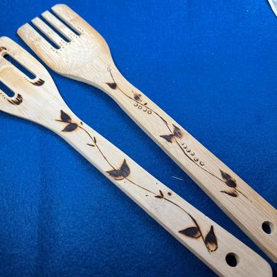 VINTAGE PAIR WOODEN SALAD SERVING SET WITH PRETTY WOOD BURNED STYLIZED FLOWERS
