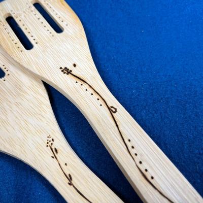 VINTAGE PAIR WOODEN SALAD SERVING SET WITH PRETTY WOOD BURNED STYLIZED FLOWERS