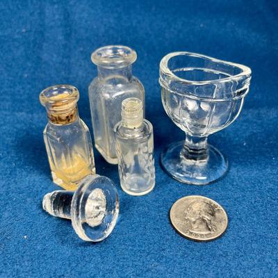 GROUP OF VINTAGE LITTLE GLASS BOTTLES AND EYE WASHING CUP