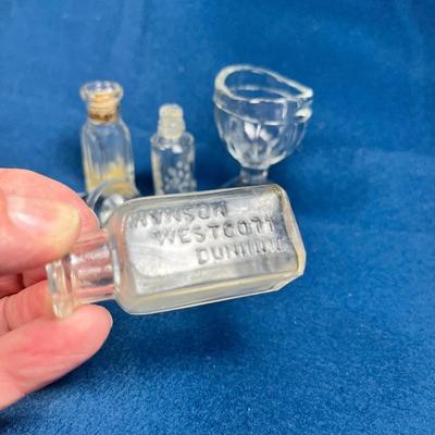 GROUP OF VINTAGE LITTLE GLASS BOTTLES AND EYE WASHING CUP