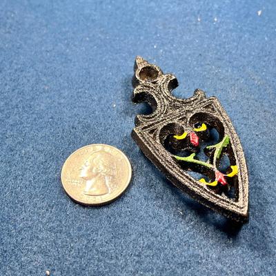 MINI IRON TRIVET WITH PAINTED DETAIL