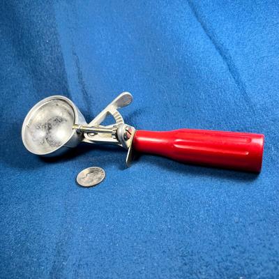 VINTAGE RED HANDLED ICE CREAM SCOOP MARKED "PEERLESS"