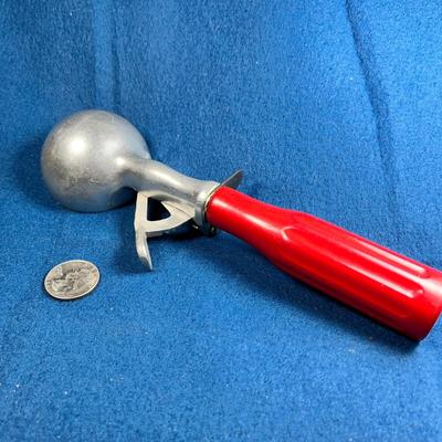 VINTAGE RED HANDLED ICE CREAM SCOOP MARKED "PEERLESS"